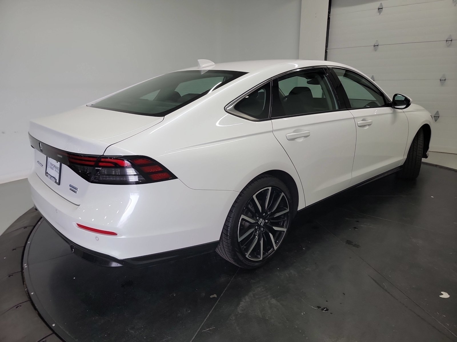Certified Used 2025 Platinum White Pearl Honda Touring image 9