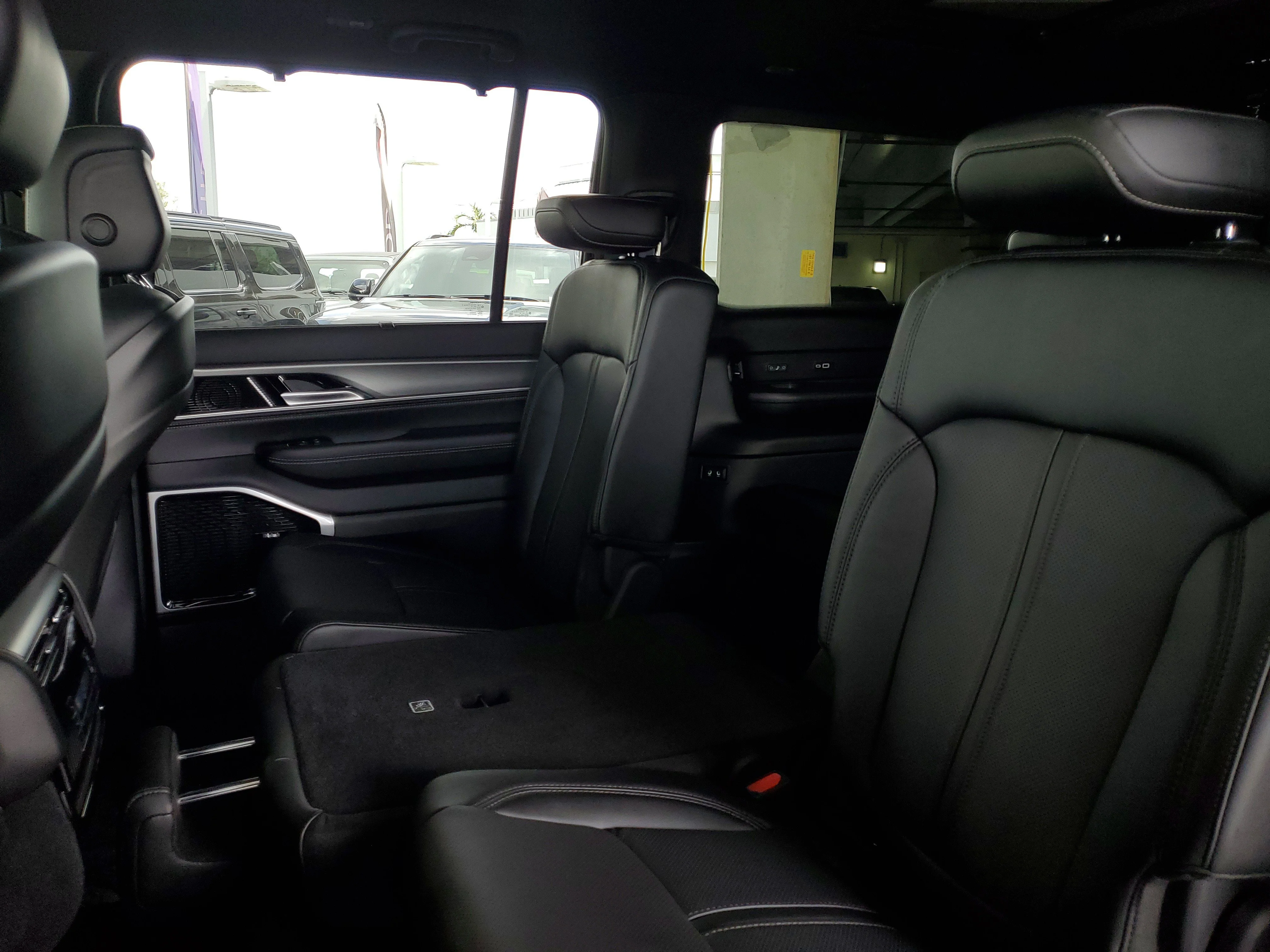 New 2026 High Gloss Black Exterior Paint Jeep Limited Reserve image 7
