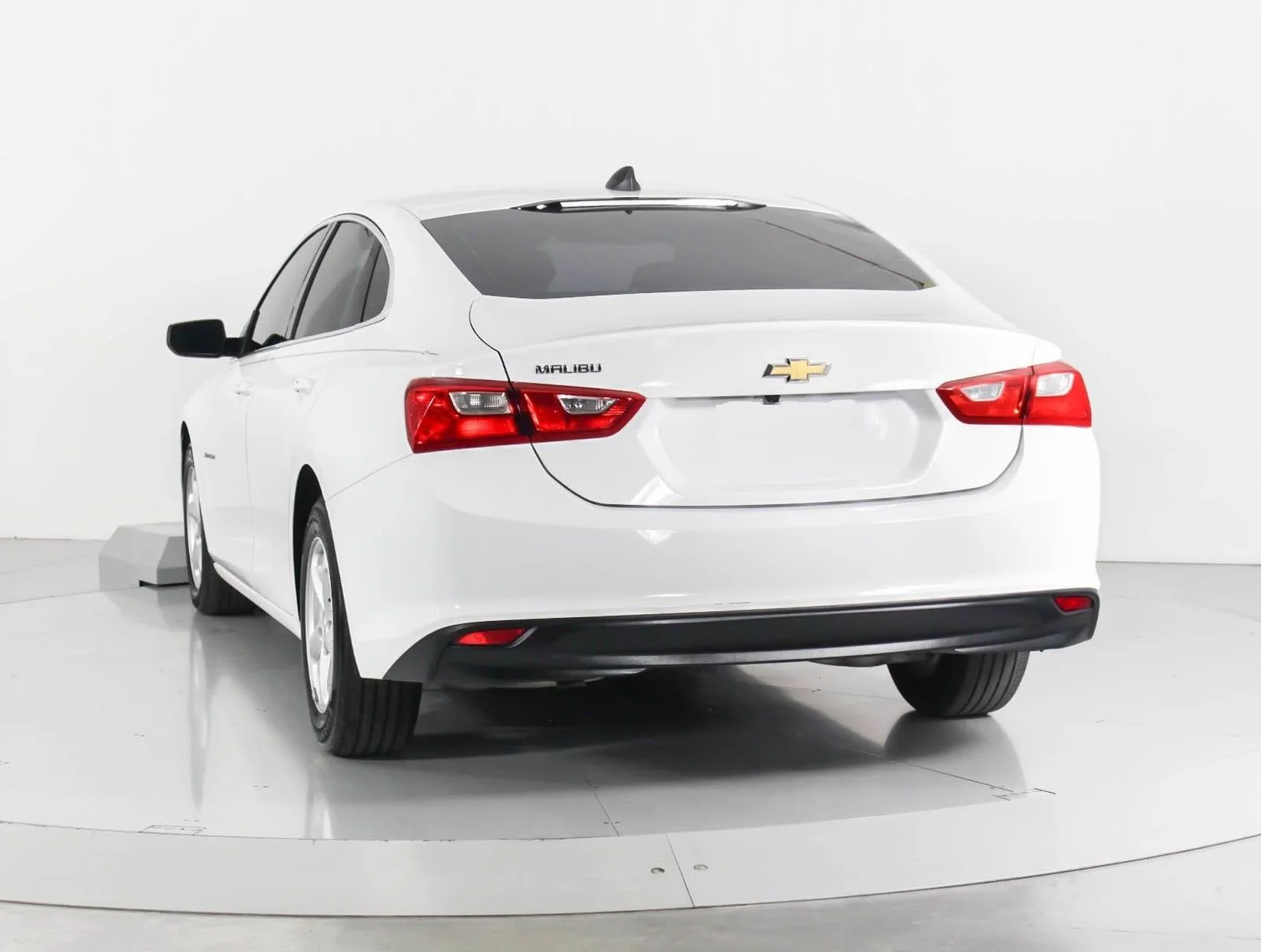 Used 2018 White Chevrolet LS image 6