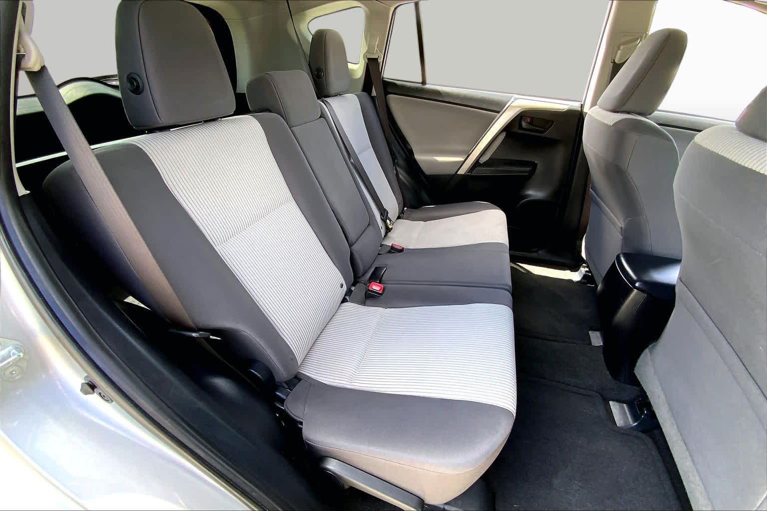 Used 2015 Classic Silver Metallic Toyota LE image 19