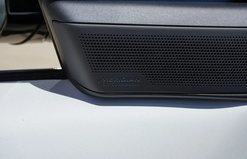 New 2026 Santorini Black Land Rover Dynamic SE image 11