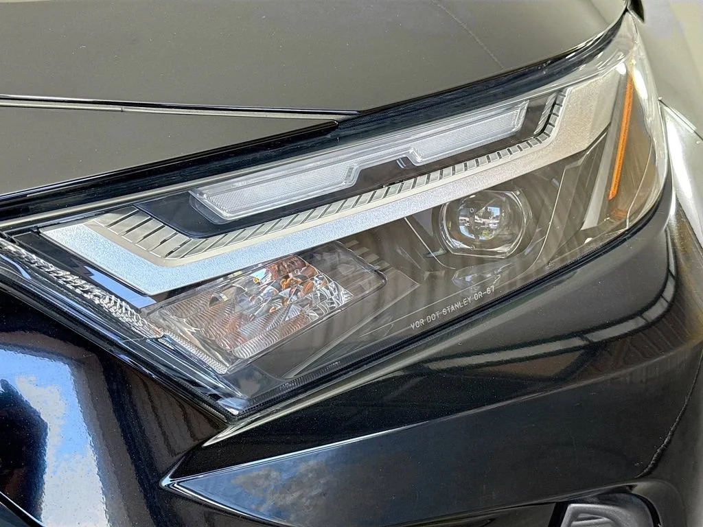Used 2025 Midnight Black Metallic Toyota XLE image 37