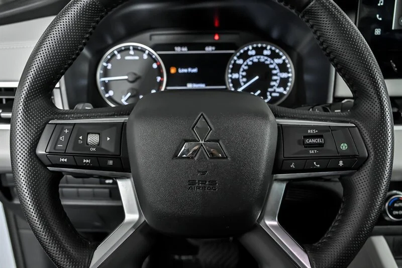 Used 2025 White Diamond Mitsubishi SE image 20