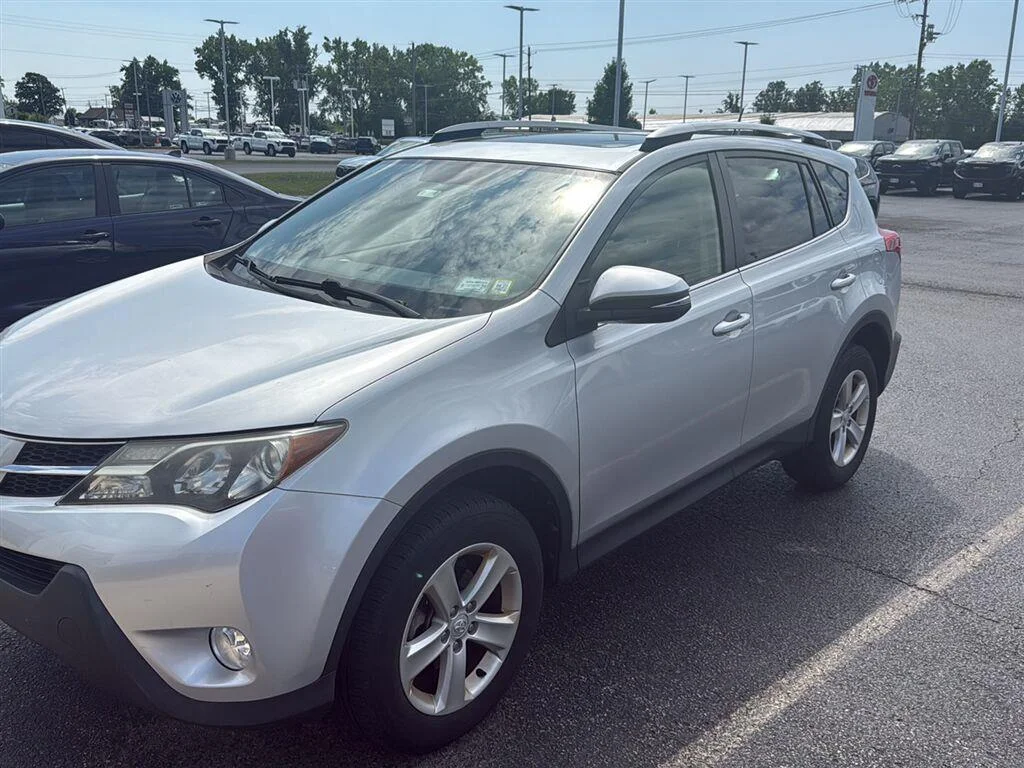 Used 2014 Classic Silver Metallic Toyota XLE image 5