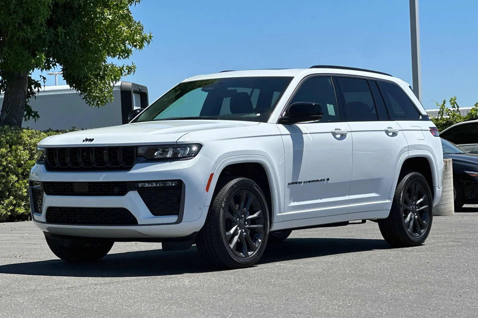 New 2026 Bright White Clear-Coat Exterior Paint Jeep Limited Reserve image 8