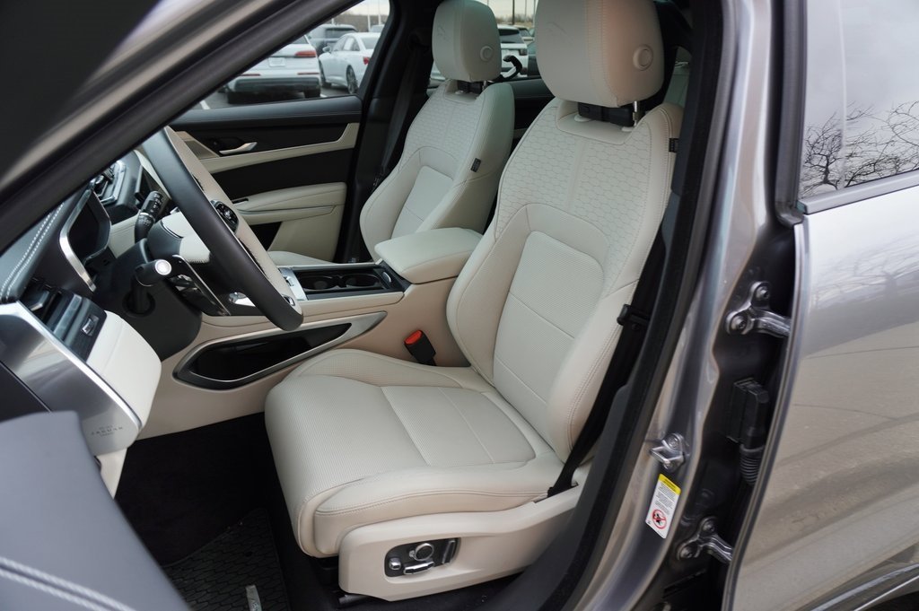 2025 JAGUAR F-PACE - Image 12