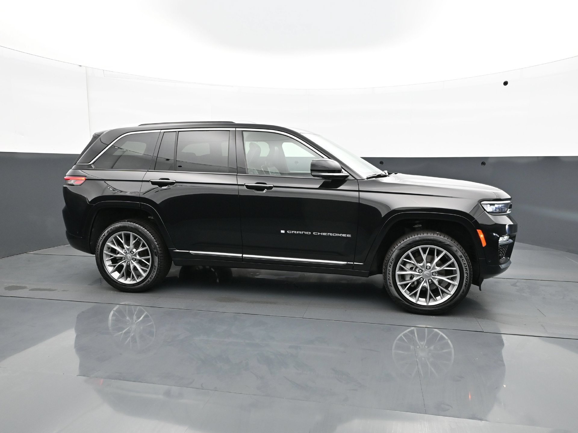 Used 2023 Diamond Black Crystal Pearlcoat Jeep Summit image 8