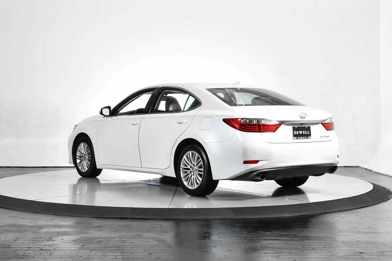 Used 2015 Starfire Pearl Lexus  image 4