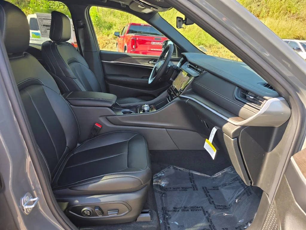 New 2027 Gray Jeep Limited image 27