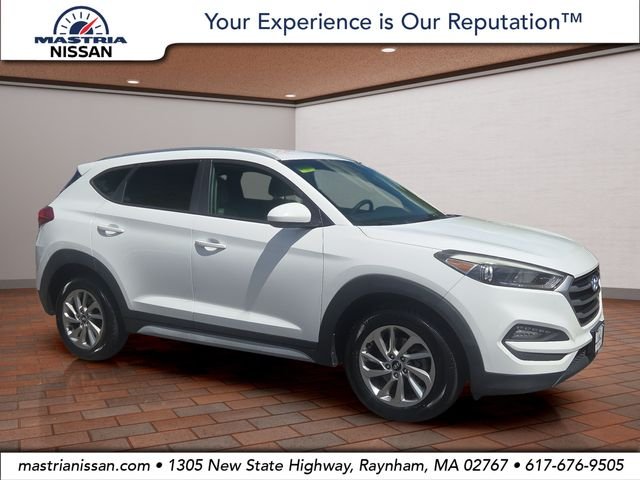 Used 2017 Winter White Hyundai SE image 1