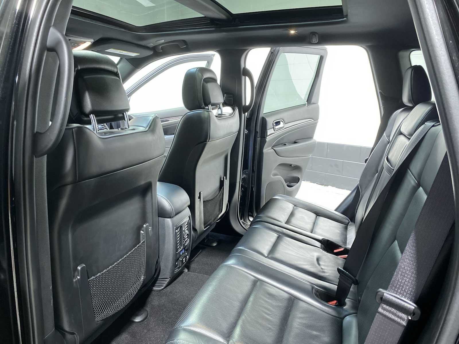 Used 2019 Diamond Black Crystal Pearlcoat Jeep Overland image 12