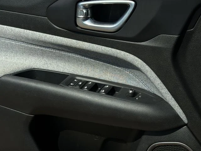 Used 2025 Silver Jeep Latitude image 30
