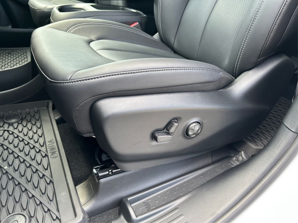 2025 Chrysler Voyager LX - Photo 37