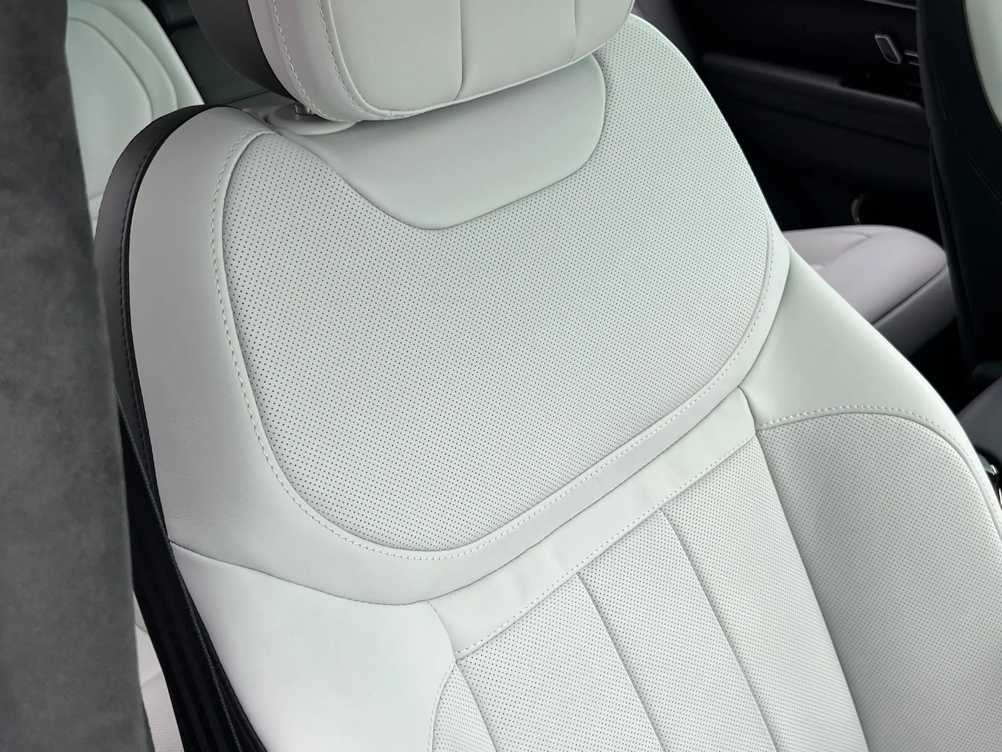 Used 2025 Red Land Rover Autobiography image 37