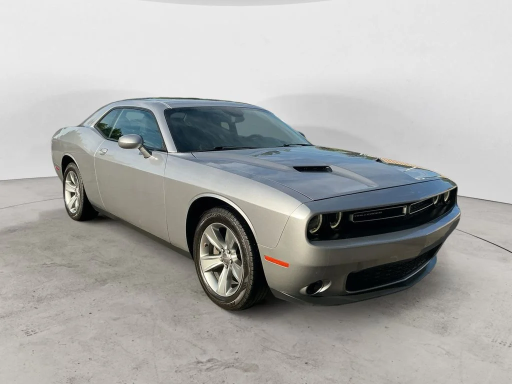 Used 2016 Silver Dodge SXT image 3