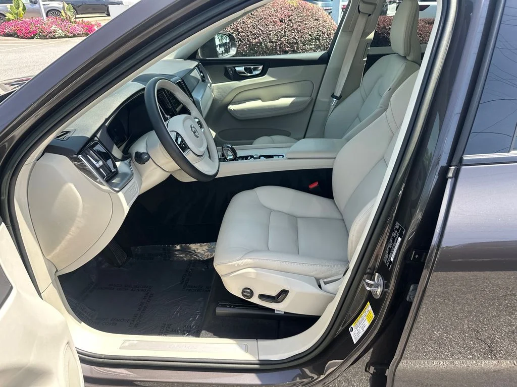 Used 2023  Volvo T8 Core Bright Theme image 9