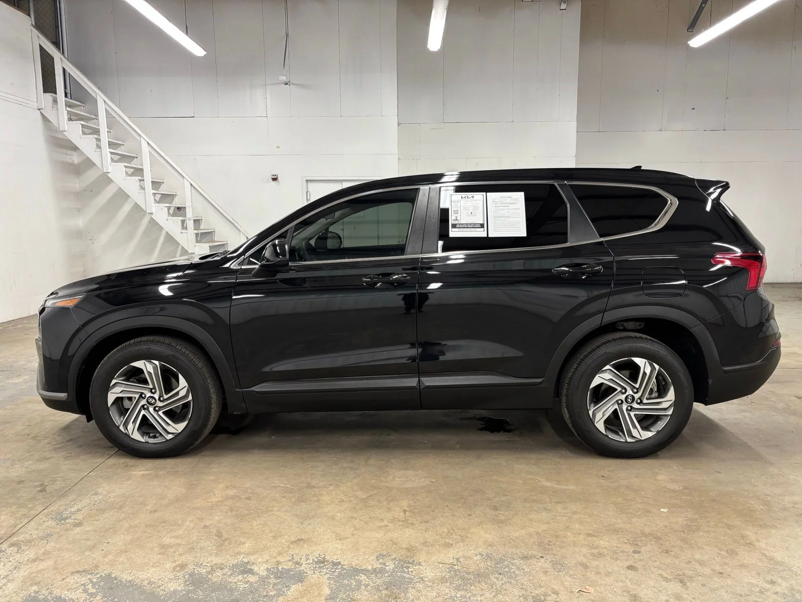 Used 2023 Black Hyundai SE image 4