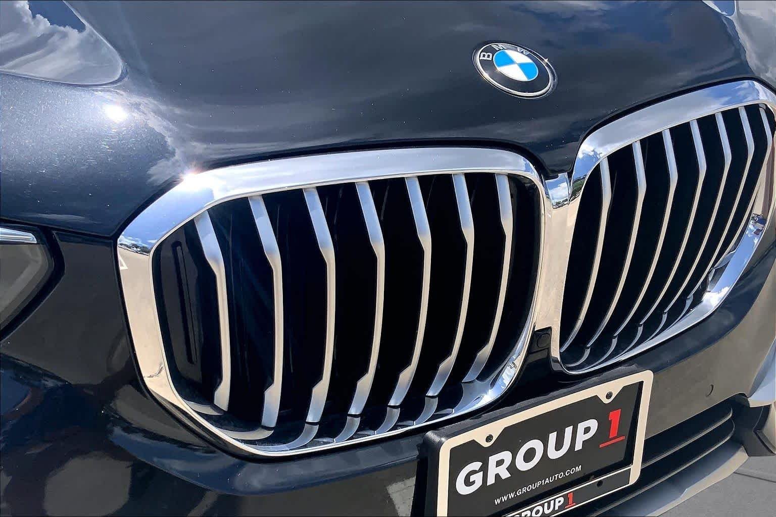 Used 2022 Black Sapphire Metallic BMW sDrive40i image 29