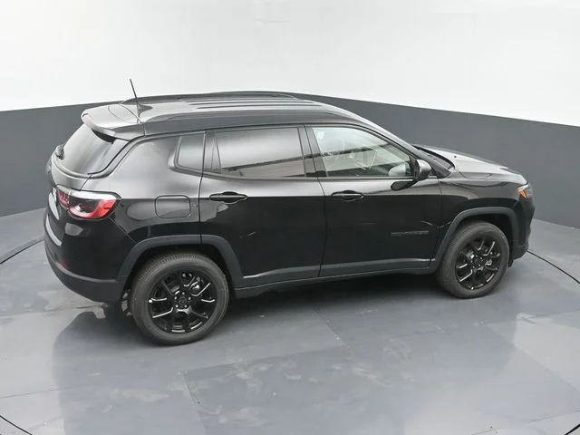 New 2026 Diamond Black Crystal Pearl-Coat Exterior Paint Jeep Latitude image 39