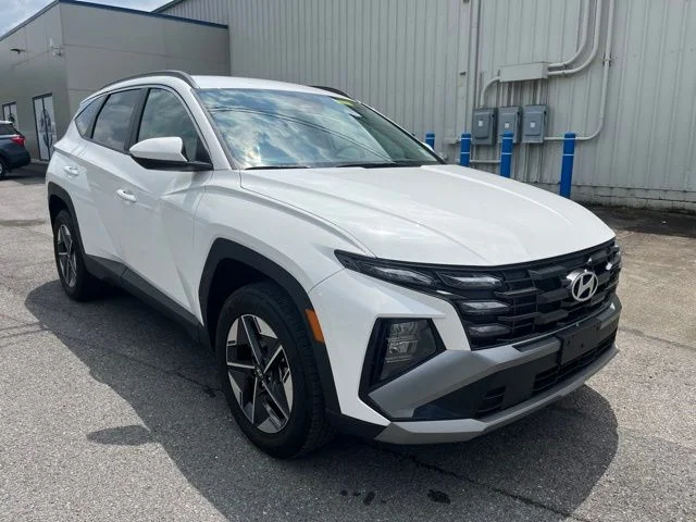 Used 2025 White Hyundai SEL image 3