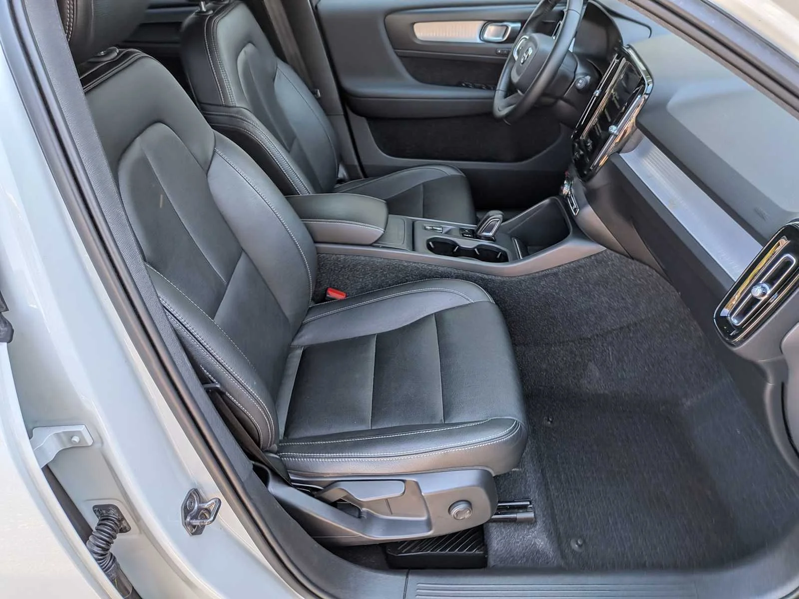 Used 2020 White Volvo Momentum image 30