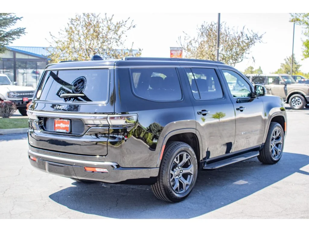 New 2026 HIGH GLOSS BLACK Jeep Limited Altitude image 8