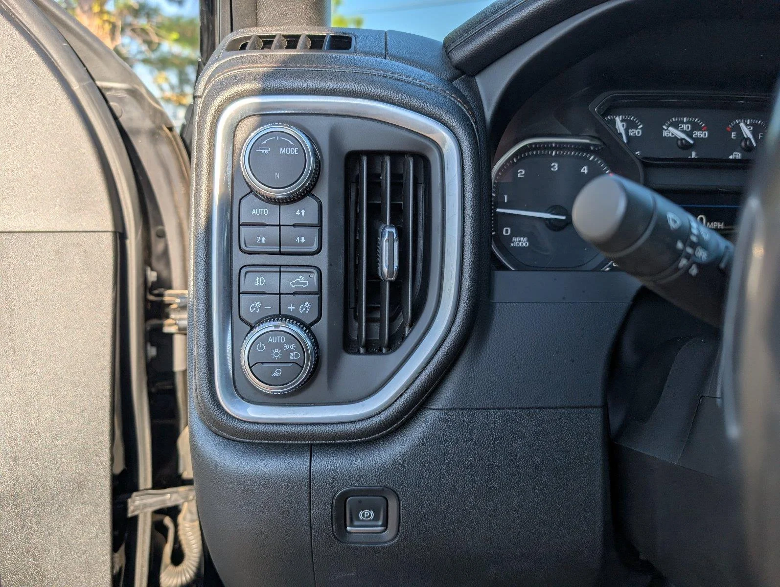 Used 2022 ONYX BLACK GMC AT4 image 30