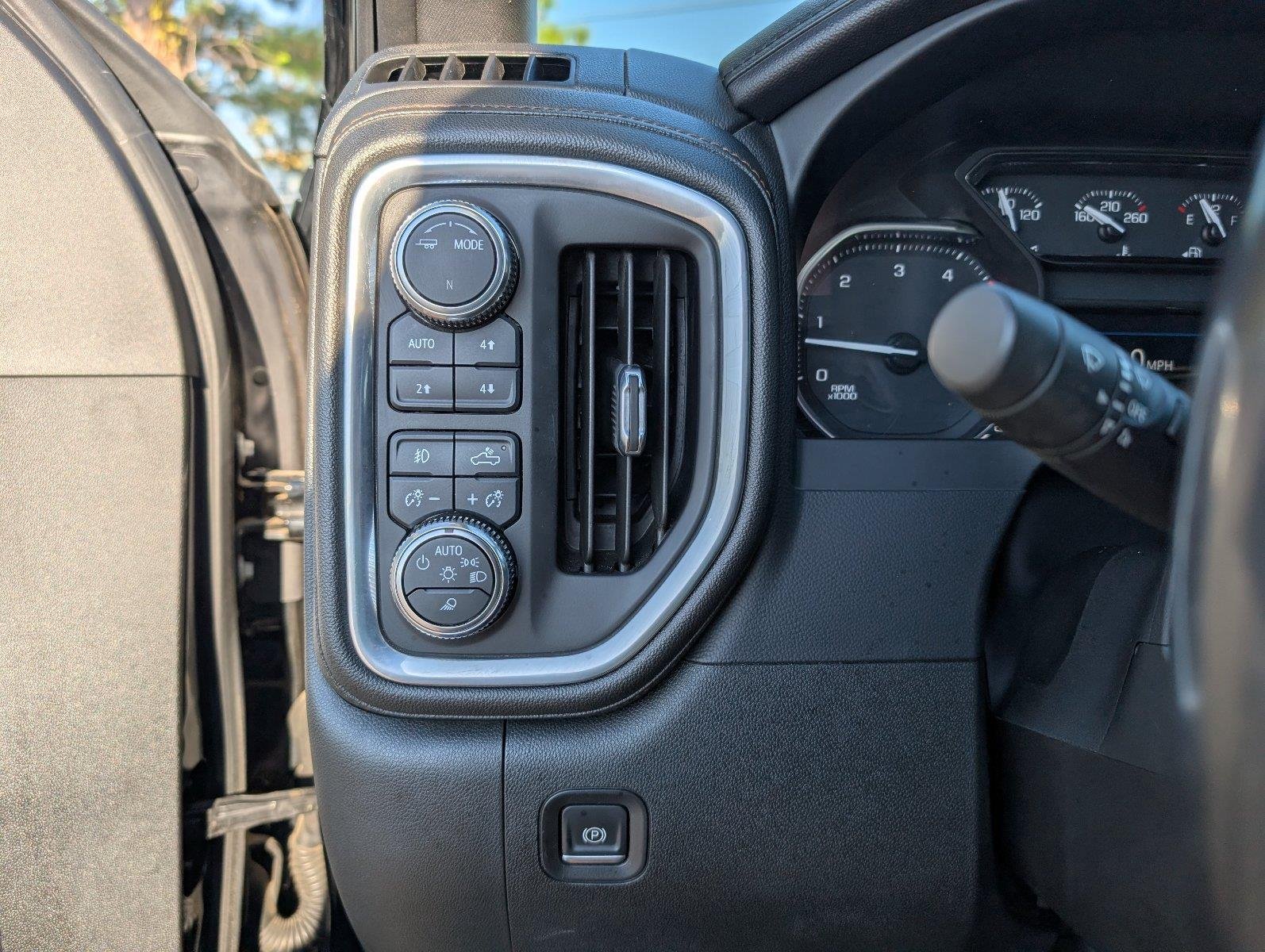 Used 2022 ONYX BLACK GMC AT4 image 30