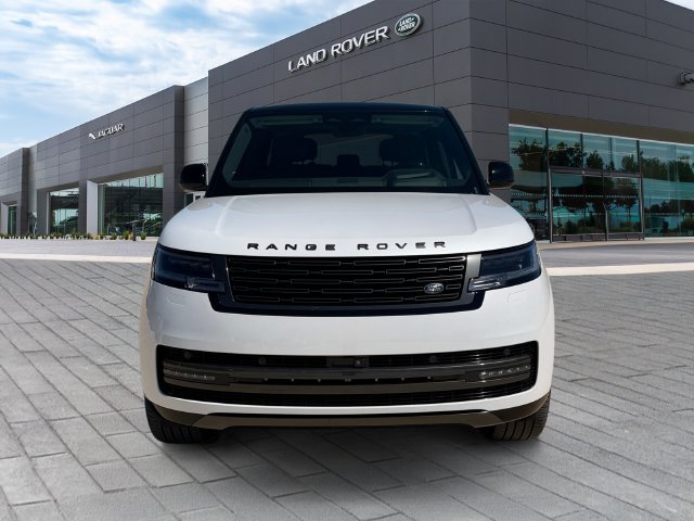 Used 2025 Ostuni Pearl White Premium Metallic Land Rover SE image 8