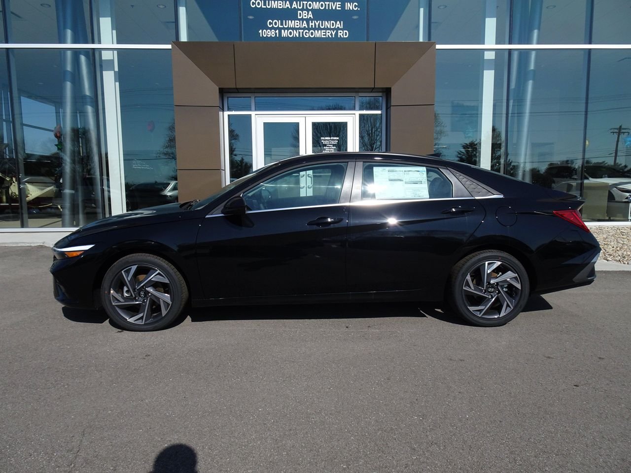 New 2025 Black Hyundai SEL Convenience image 2