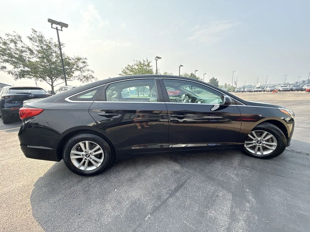 Used 2017 Black Hyundai SE image 4