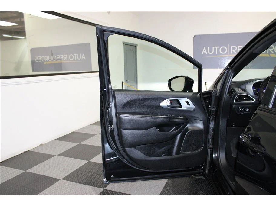 Used 2022 Brilliant Black Crystal Pearlcoat Chrysler Hybrid Touring L image 12