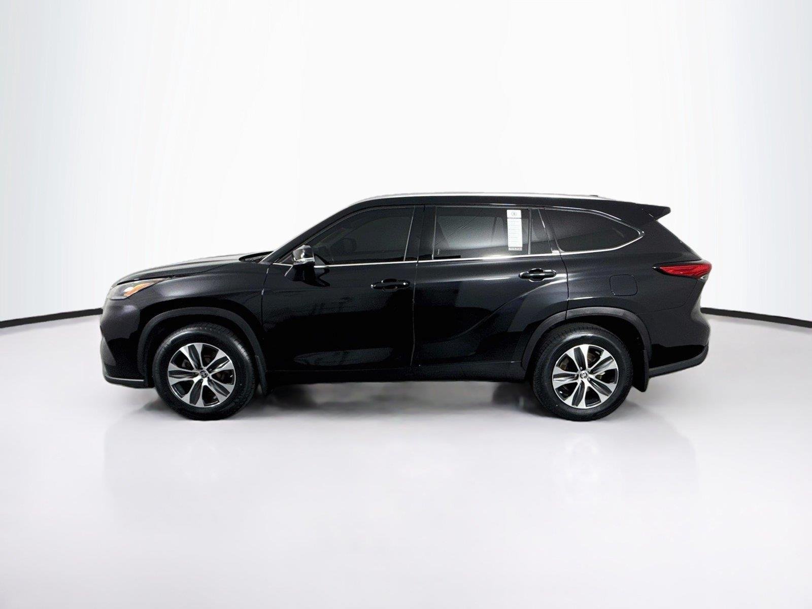 Used 2021 Midnight Black Metallic Toyota XLE image 13