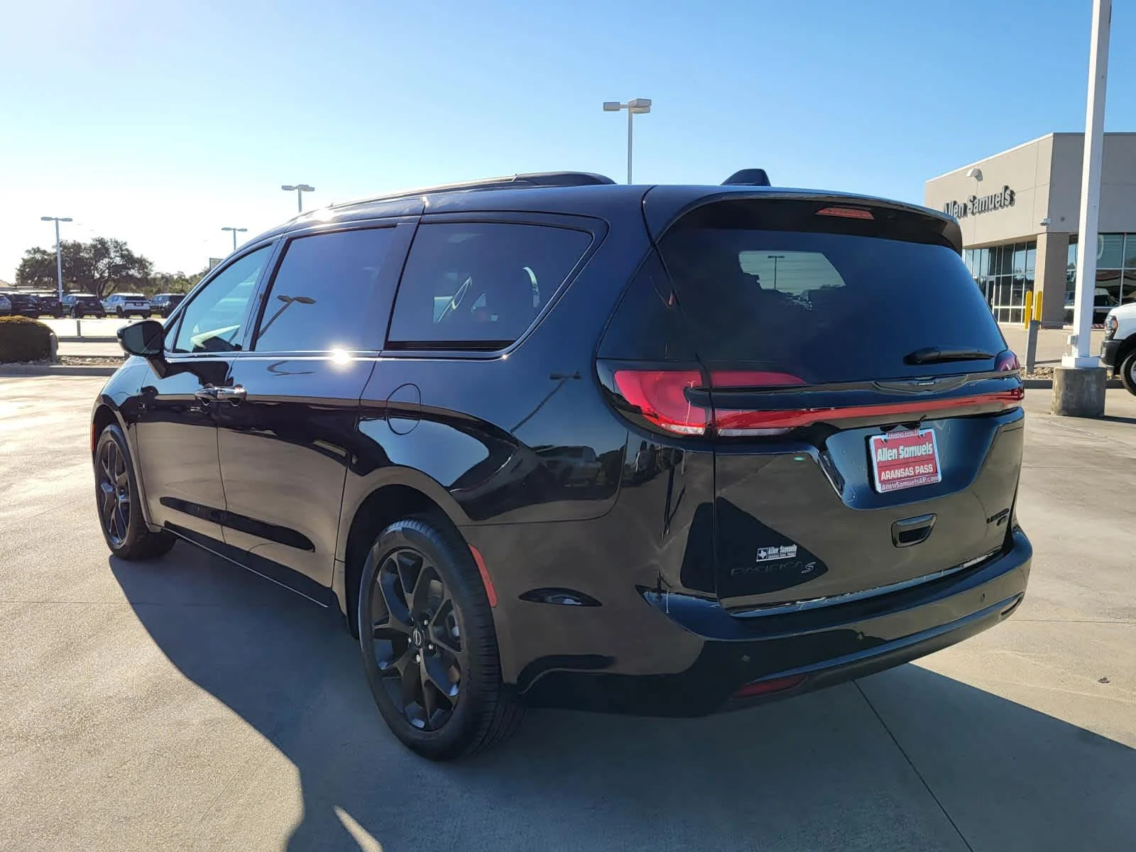 New 2026 Diamond Black Crystal Pearl-Coat Exterior Paint Chrysler Limited image 3