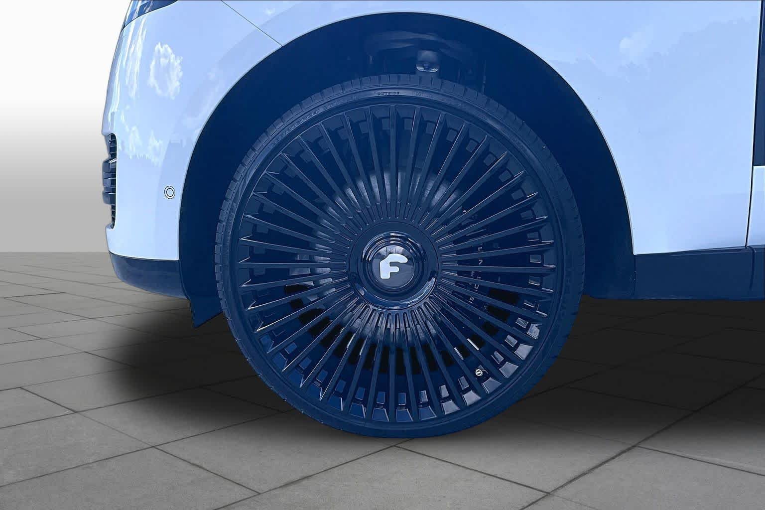 Used 2023 Icy White SV Bespoke Special Effect Satin Land Rover SE image 10