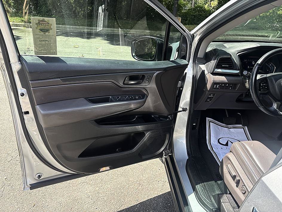 Used 2019 Lunar Silver Metallic Honda EX-L image 9