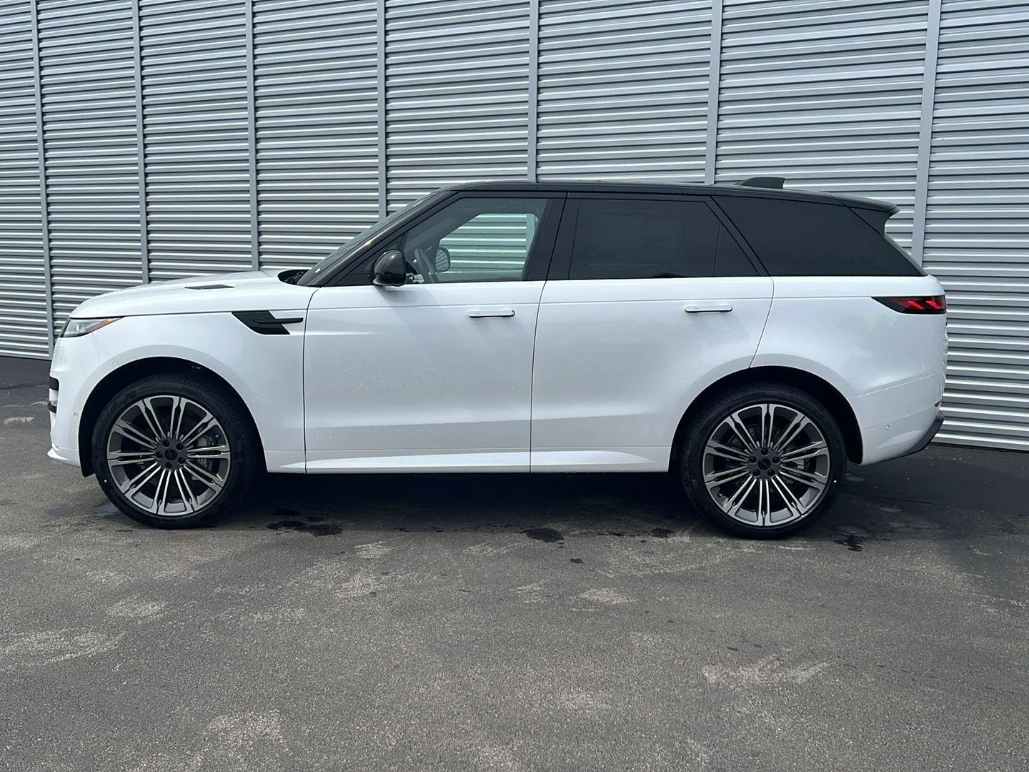 New 2026 Ostuni Pearl White Premium Metallic Land Rover Dynamic SE image 2