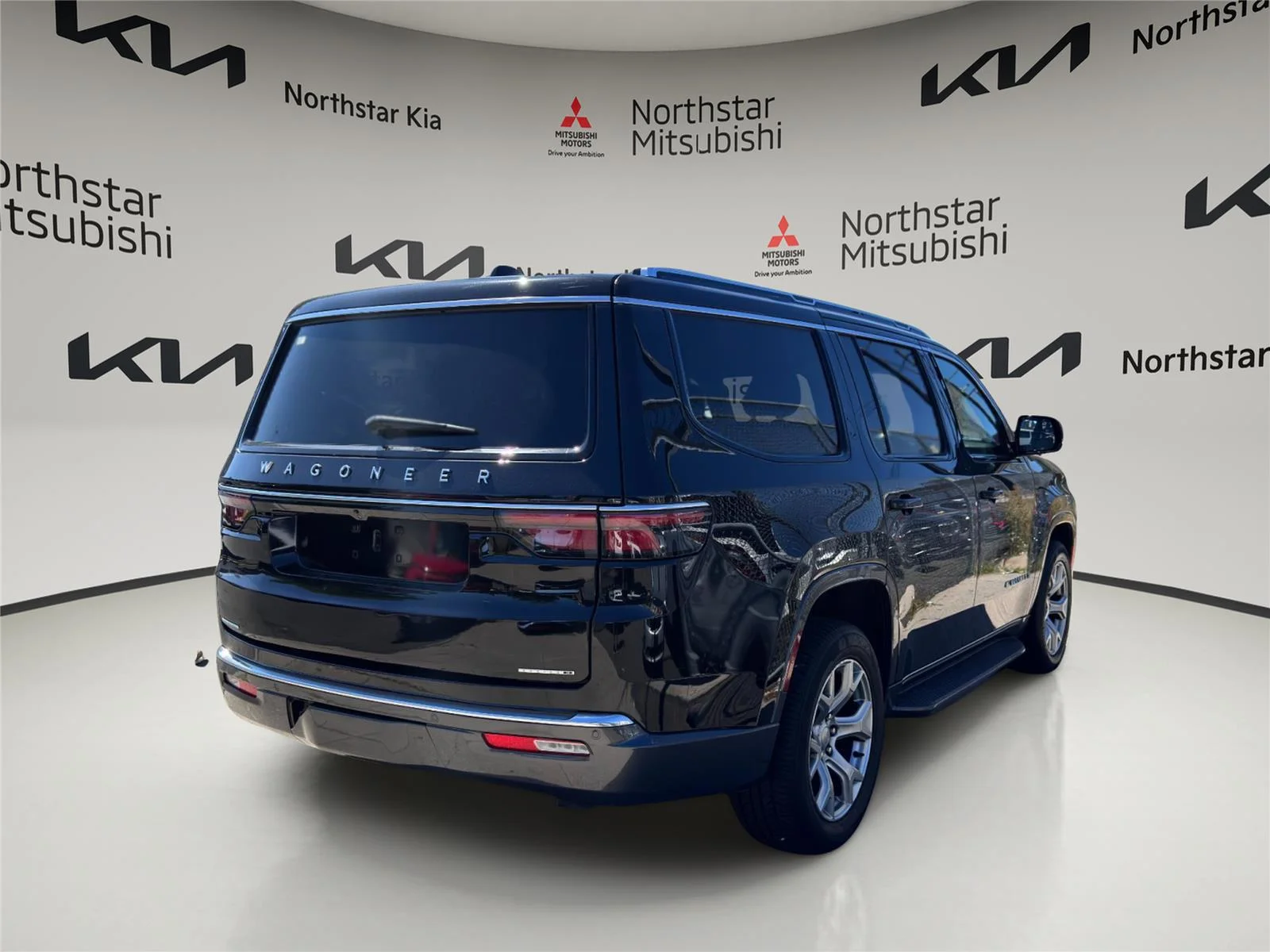 Used 2022 Diamond Black Crystal Pearlcoat Jeep Series II image 4