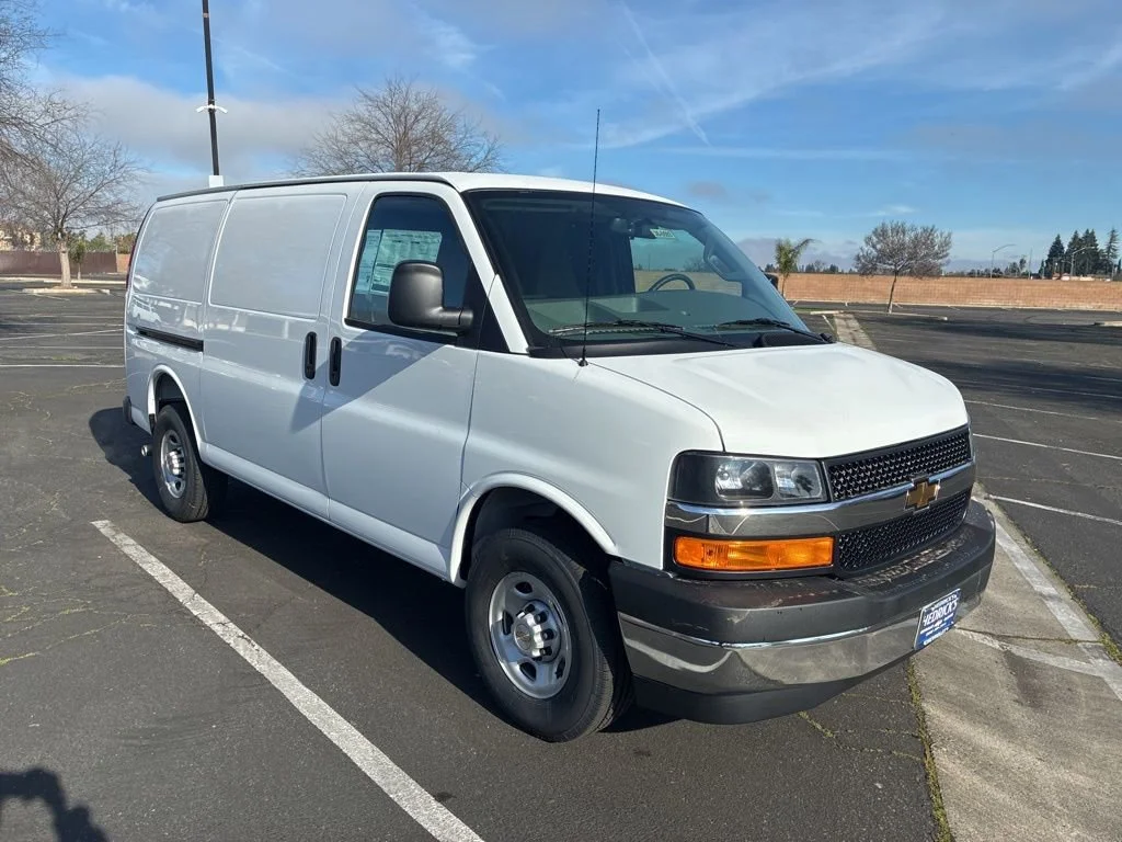 2026 Chevrolet Express 2500 Work Van HD's photo