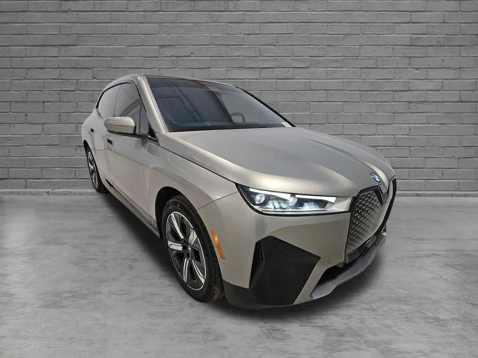 Certified Used 2024 Oxide Grey Metallic BMW xDrive50 image 3