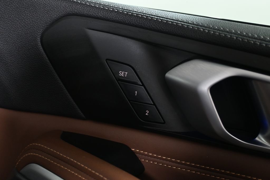 Used 2021 Black Sapphire Metallic BMW xDrive40i image 37