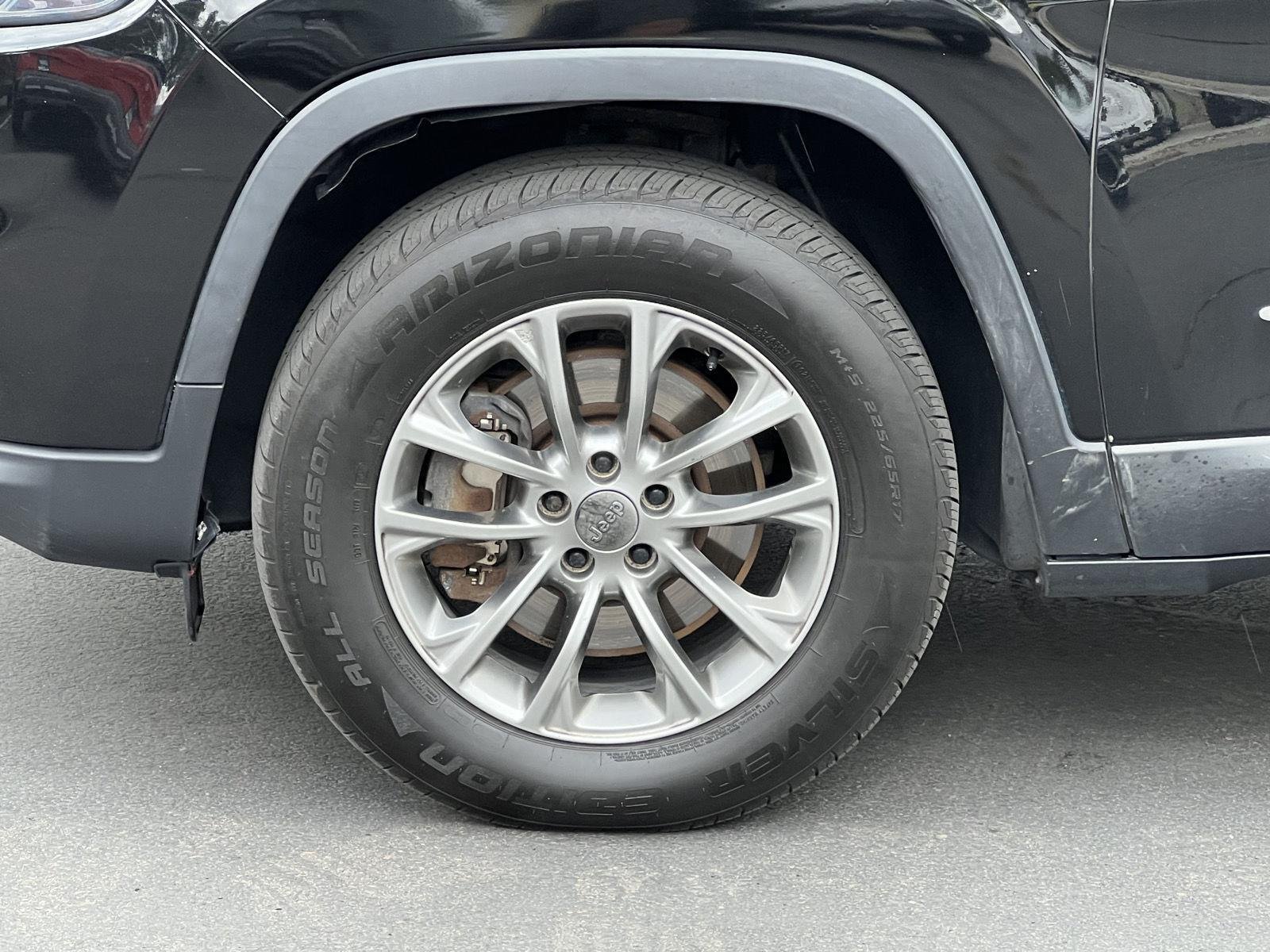 Used 2019 Diamond Black Crystal Pearlcoat Jeep Latitude Plus image 13