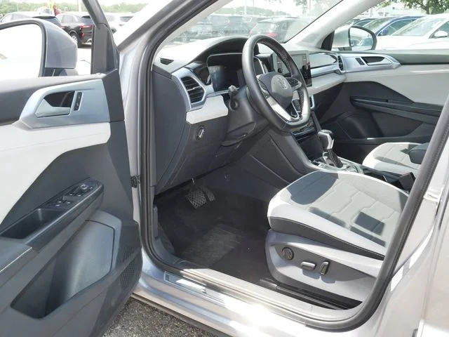 Certified Used 2025 Silver Volkswagen 1.5T SE image 12