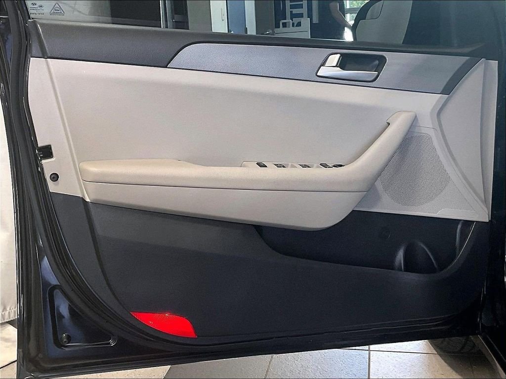 Used 2017 Black Hyundai SE image 9