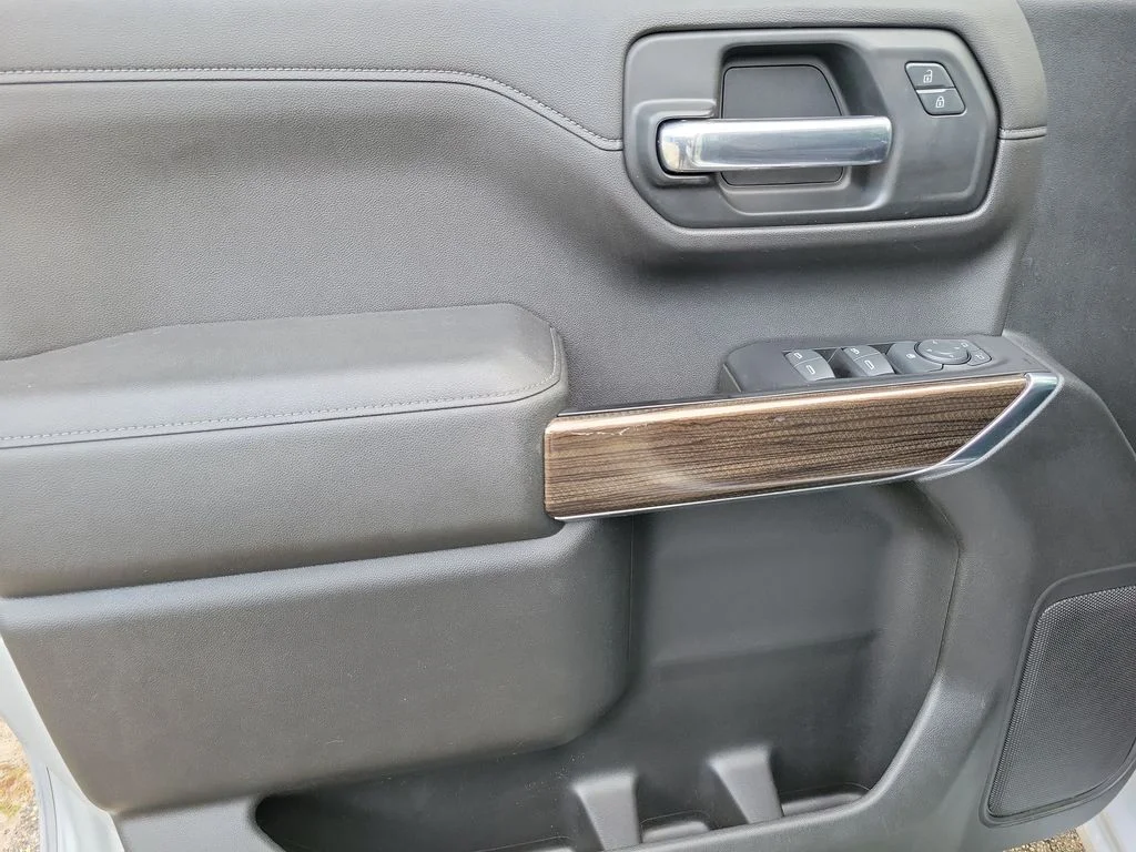 Used 2019 Silver Chevrolet RST image 19