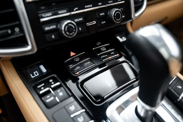 Used 2014  Porsche Diesel Platinum Edition image 27