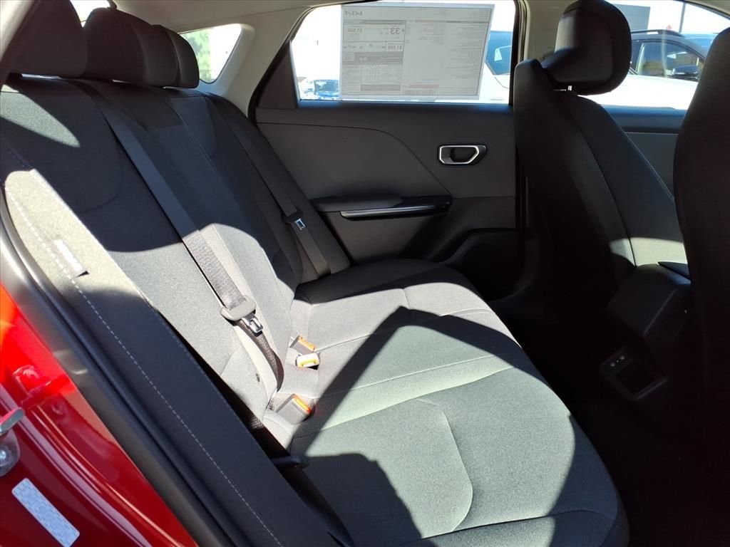 2025 Kia K4 LXS - Photo 8