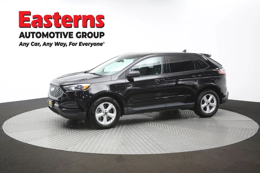 Used 2023 Black Ford SE image 56