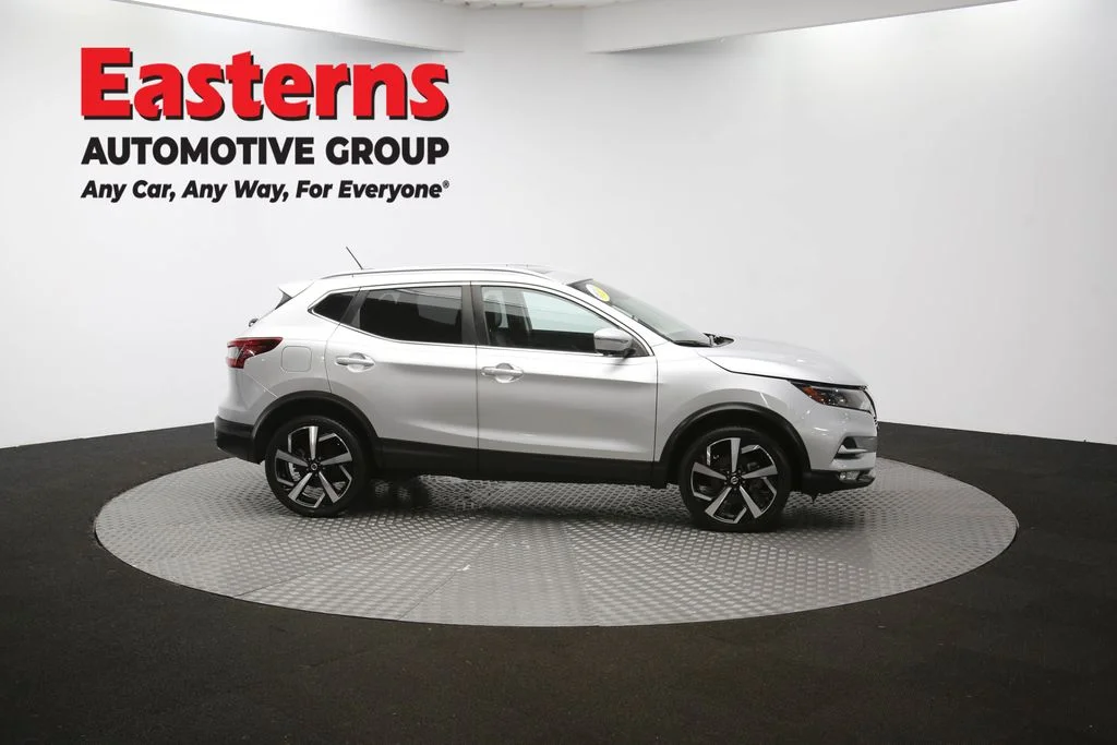 Used 2022 Silver Nissan SL image 45