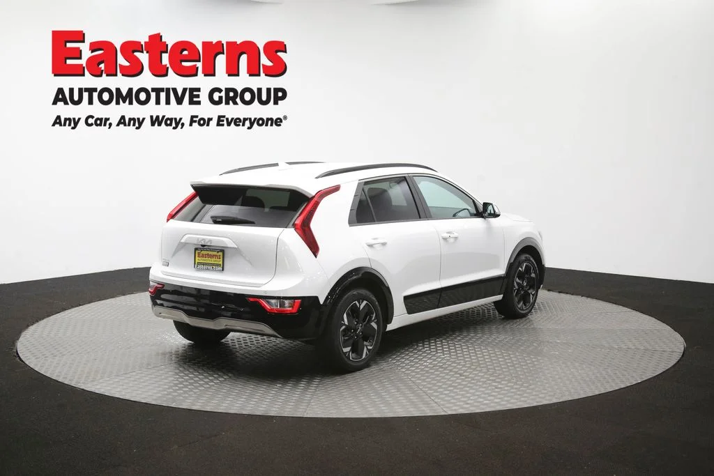 Used 2024 White Kia Wind image 39